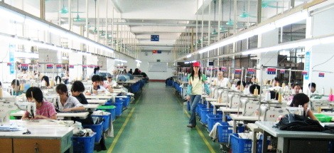 工作服|工裝生產車間依萬服裝目前有120多名員工，一棟六層廠房，生產車間面積約3000平米，職業服裝年生產能力達40萬套。了解詳情...